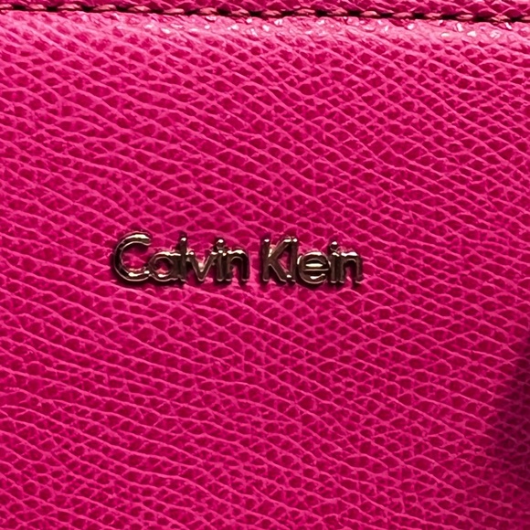 Calvin Klein Fuchsia Hand/Cross Body Purse / BRAND NEW - Picture 2 of 16